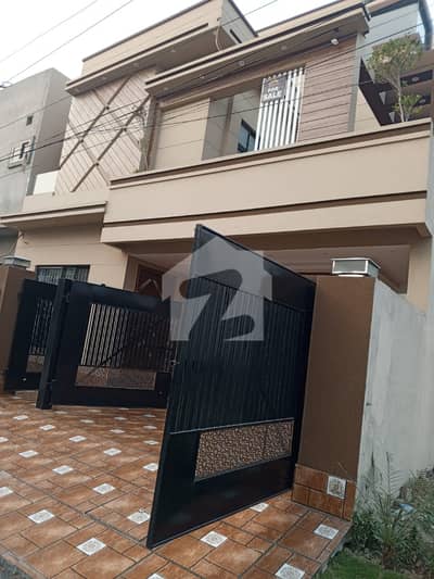 10 MARLA LIKE NEW 6 BEDS OWNER BUILD HOUSE ON 60 FEET ROAD FOR SALE PINE AVENUE ROAD LAHORE.