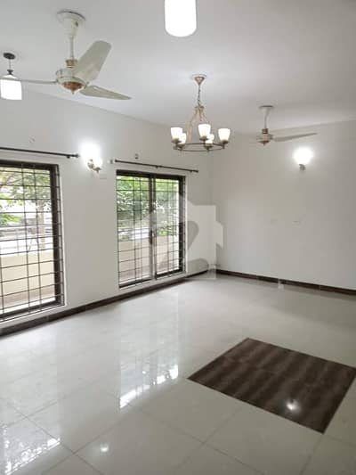 FACING PARK 3 BED FLAT FOR RENT FACING PARK 3 BED FLAT FOR RENT