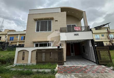 In Bahria Town Phase 8 - Usman Block House For sale Sized 7 Marla