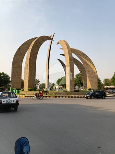 1.33 Marla Commercial Plaza for Sale in Bahria Town Lahore Rental Income 60,000/Month