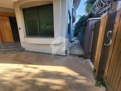 سوان گارڈن ۔ بلاک ایف سوان گارڈن,اسلام آباد میں 6 کمروں کا 1 کنال مکان 2.3 لاکھ میں کرایہ پر دستیاب ہے۔