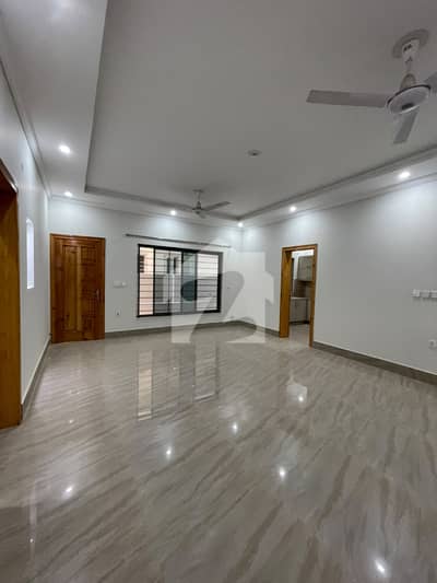 E-11 Islamabad 10marla Upper Portion For Rent 3bed with washroom Drawing Dining Tvl Kichen Servant Room parking Gas Electric