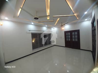 طارق گارڈنز لاہور میں 8 کمروں کا 1 کنال مکان 3.25 لاکھ میں کرایہ پر دستیاب ہے۔