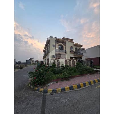 Corner House For Sale 10 Marla F Block Main Boulevard