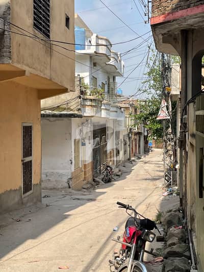 triple story hose for sale 6 rooms with attach washrooms