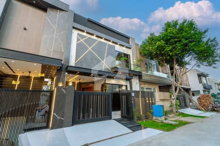 Modern Luxury 5 Marla Residence with a Grand Entrance
