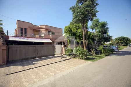 ONE KANAL BEAUTIFULL HOUSE AVAILABLE FOR RENT IN DHA PHASE 4