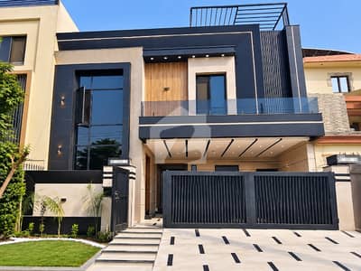 10 Marla ultra modern house facing park 60 ft road lda evenue 1 for sale