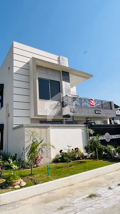 8 MARLA CORNER DESINGER HOUSE FOR SALE ON REASONABLE PRICE