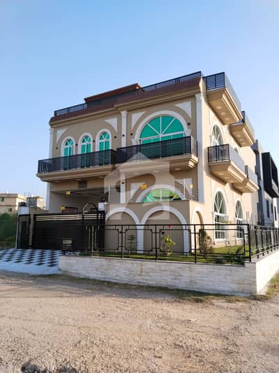 * B-17 MULTI GARDENS - E BLOCK - 30x60 CORNER BRAND NEW HOUSE FOR SALE * B-17 MULTI GARDENS - E BLOCK - 30x60 CORNER BRAND NEW HOUSE FOR SALE