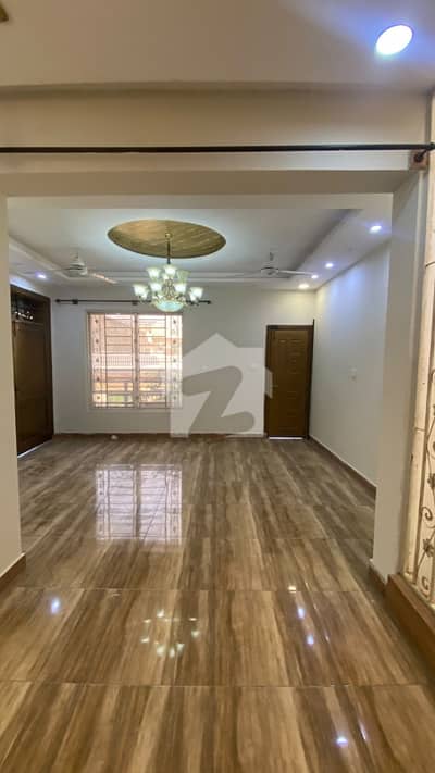 سوان گارڈن اسلام آباد میں 7 کمروں کا 1 کنال مکان 2.2 لاکھ میں کرایہ پر دستیاب ہے۔