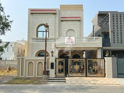 10 Marla Facing Park Used House For Sale in Lake City Sector M-2A
