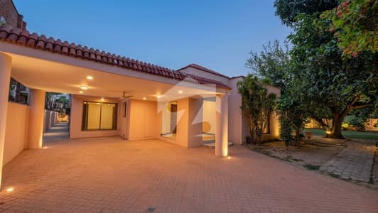 4 KANAL LAVISH BUNGALOW FOR RENT
