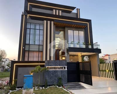 سٹی ہاؤسنگ سوسائٹی گوجرانوالہ میں 5 کمروں کا 10 مرلہ مکان 4.9 کروڑ میں برائے فروخت۔