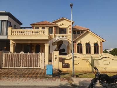1 Kanal Corner Park Facing Triple Storey House