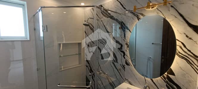 1 KANAL WELL MAINTAINED DOUBLE UNIT LUXURY HOUSE AVAILABLE FOR SALE AT VERY PRIME LOCATION