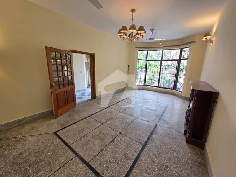 Spacious 500 Square Yards House Available For Sale In F-11 Spacious 500 Square Yards House Available For Sale In F-11