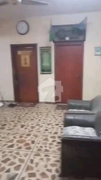 صدر ٹاؤن کراچی میں 6 کمروں کا 14 مرلہ فلیٹ 2.3 کروڑ میں برائے فروخت۔