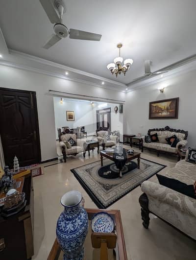 25 Marla Luxurious House Available For Sale