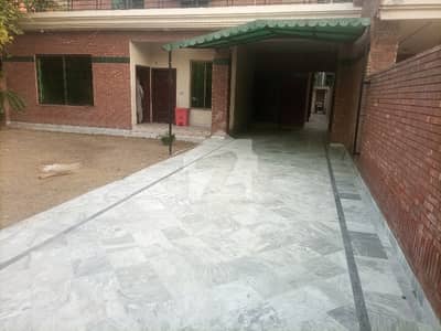 Johar town 1 kanal house for rent office used Hot location