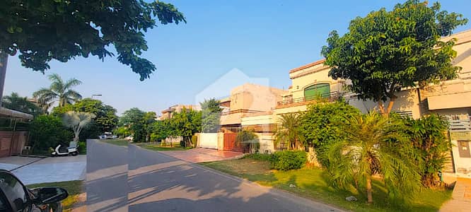 10 Marla House | Barely Used | 4 Beds + Servant Quarter | Facing Kanal | Near Park & Sports Complex | Phase 5 |