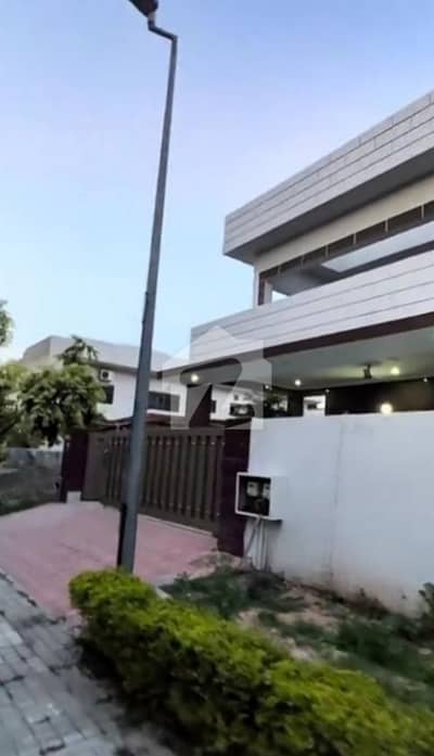 ڈی ایچ اے ڈیفینس فیز 2 ڈی ایچ اے ڈیفینس,اسلام آباد میں 8 کمروں کا 1 کنال مکان 7.7 کروڑ میں برائے فروخت۔