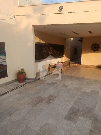 کالج روڈ لاہور میں 2 کنال Studio عمارت 9.0 لاکھ میں کرایہ پر دستیاب ہے۔