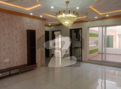 بحریہ ٹاؤن سیکٹر ای بحریہ ٹاؤن,لاہور میں 5 کمروں کا 1 کنال مکان 5.9 کروڑ میں برائے فروخت۔