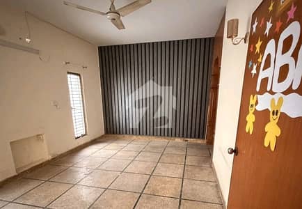 فیصل ٹاؤن لاہور میں 2 کمروں کا 10 مرلہ مکان 3.5 کروڑ میں برائے فروخت۔