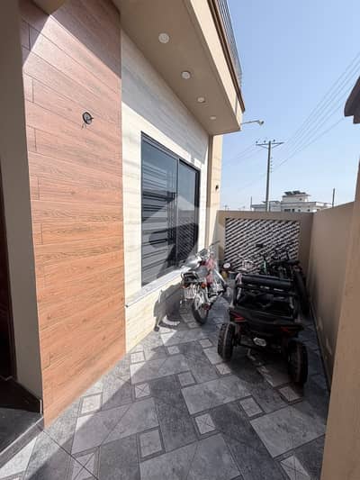 10 Marla Designer House On Main Bulevard For Sale