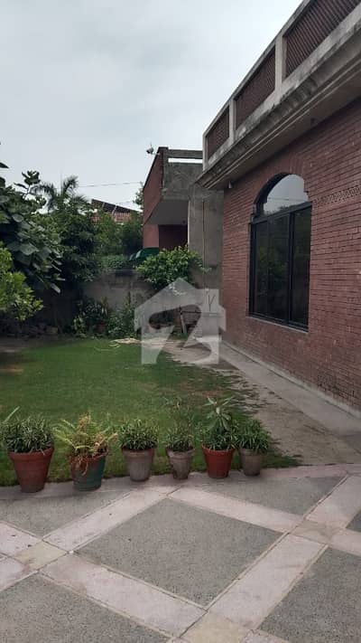 ONE KANAL BEAUTIFULL HOUSE AVAILABLE FOR RENT IN DHA PHASE 1