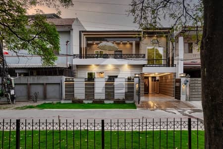 10 Marla Facing Park House For Sale