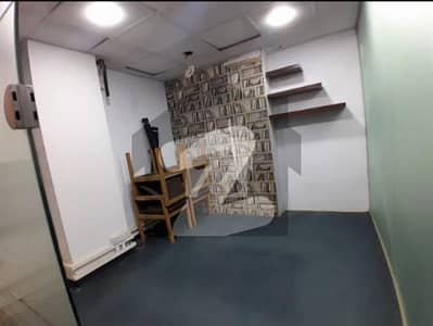 شاہراہِ فیصل کراچی میں 9 مرلہ Studio دفتر 3.2 لاکھ میں کرایہ پر دستیاب ہے۔