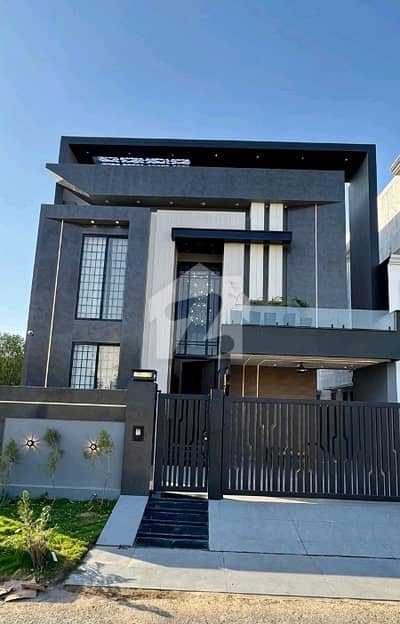سٹی ہاؤسنگ سوسائٹی گوجرانوالہ میں 5 کمروں کا 10 مرلہ مکان 4.8 کروڑ میں برائے فروخت۔