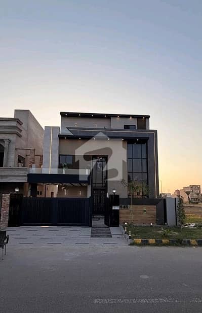 سٹی ہاؤسنگ سوسائٹی گوجرانوالہ میں 5 کمروں کا 10 مرلہ مکان 4.4 کروڑ میں برائے فروخت۔