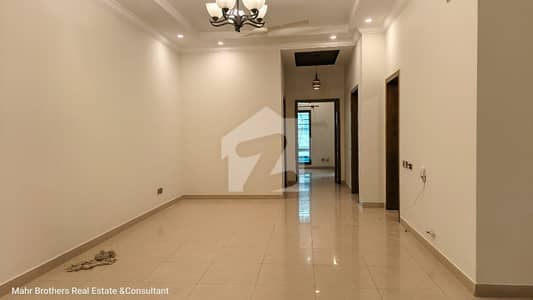10 Marla Luxurious House Available For Rent