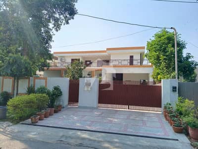 32 MARLA (60 x 120) ELEGANT AND FULLY MAINTAINED SUPER HOT LOCATED BUNGALOW IS AVAILABLE IN THE BEST BLOCK OF TECH SOCIETY, LAHORE | 6 CARS BIG GARAGE