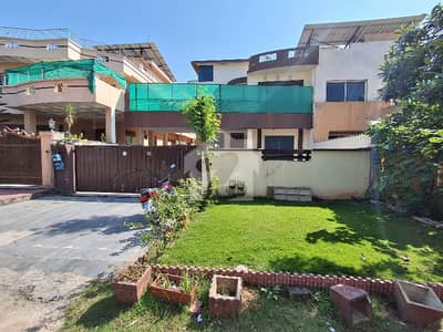 جی ۔ 11 اسلام آباد میں 8 کمروں کا 1 کنال مکان 15.0 کروڑ میں برائے فروخت۔