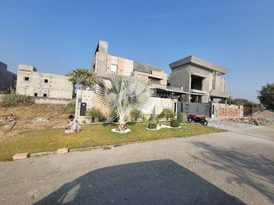 1136 Z2 Plot For Sale. Modern Infrastructure, Underground Utilities, Wide Carpeted Roads Aur Secure Gated Community Ke Sath Ready For Possession Aur Ghar Banane Ke Liye Ideal Spot.