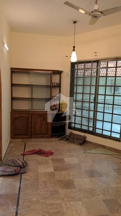 WELL MAINTAINED GROUND FLOOR PORTION FOR RENT