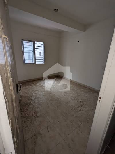 In Grey Noor Tower & Shopping Mall Of Karachi, A 1200 Square Feet Flat Is Available