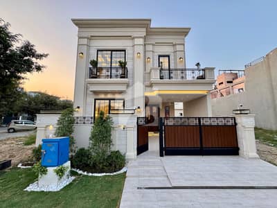 Stunning 10Marla Designer House Available for Sale Near Dolmen Mall Lahore
