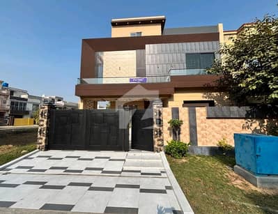 سٹی ہاؤسنگ سوسائٹی گوجرانوالہ میں 5 کمروں کا 10 مرلہ مکان 4.5 کروڑ میں برائے فروخت۔