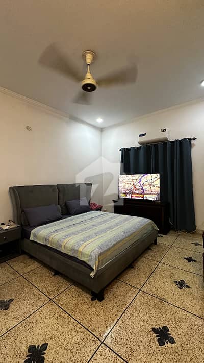 5 MARLA UPPER PORTION WITH 2 BEDROOM AVAILABLE FOR RENT IN EDEN BOLUEVARD COLLEGE ROAD LAHORE .