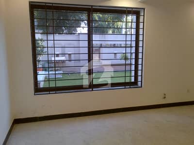 F-8 RENOVETED HOUSE (888.88) CORNER PARK FACEING F0R SALE