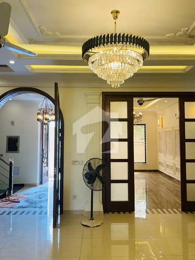 ایل ڈی اے ایوینیو ۔ بلاک جے ایل ڈی اے ایوینیو,لاہور میں 6 کمروں کا 10 مرلہ مکان 3.75 کروڑ میں برائے فروخت۔