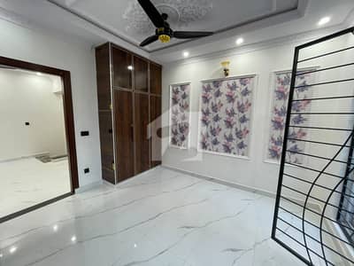 Prime Location Sabzazar Scheme House Sized 5 Marla For rent