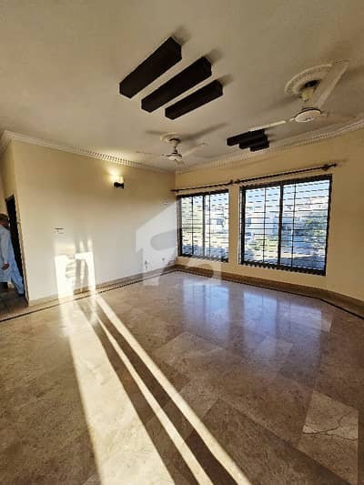 1 Kanal Separate Gate Upper Portion With Servant Quarter Gas Electric Sep Boring Parking G-14/4