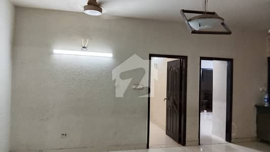 کلفٹن ۔ بلاک 4 کلفٹن,کراچی میں 3 کمروں کا 7 مرلہ فلیٹ 1.5 لاکھ میں کرایہ پر دستیاب ہے۔