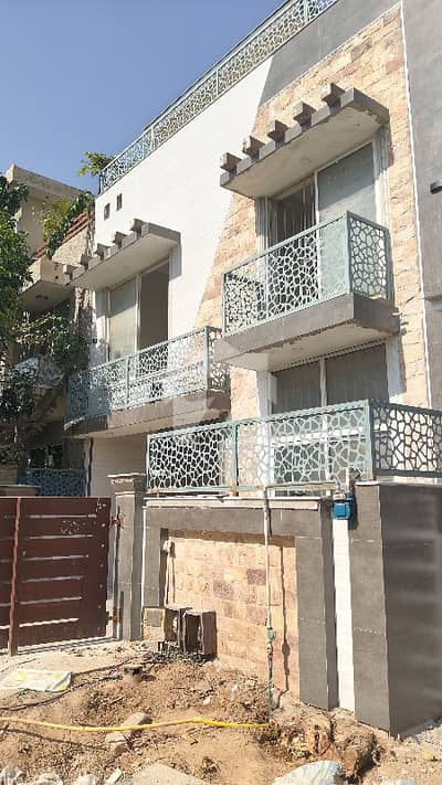 جی ۔ 13 اسلام آباد میں 4 کمروں کا 4 مرلہ مکان 4.8 کروڑ میں برائے فروخت۔